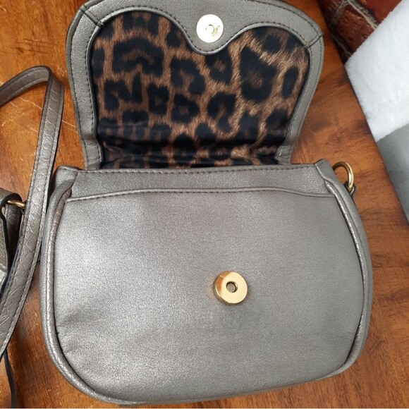 Jessica Simpson Shimmering Silver Snakeskin Evening Crossbody Bag - Picture 2 of 12